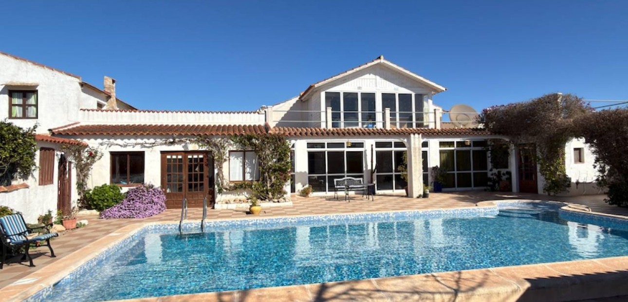 Venta - Finca / Country Property -
Rojales