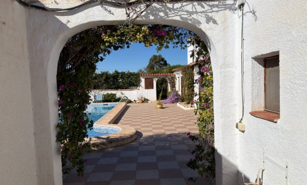 Venta - Finca / Country Property -
Rojales