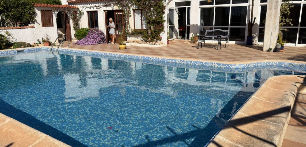 Venta - Finca / Country Property -
Rojales