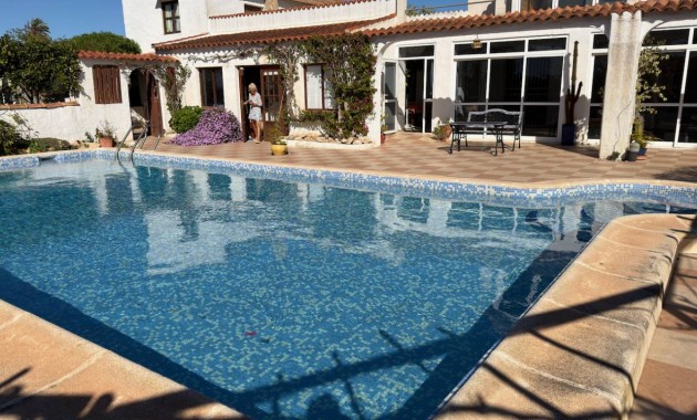 Venta - Finca / Country Property -
Rojales