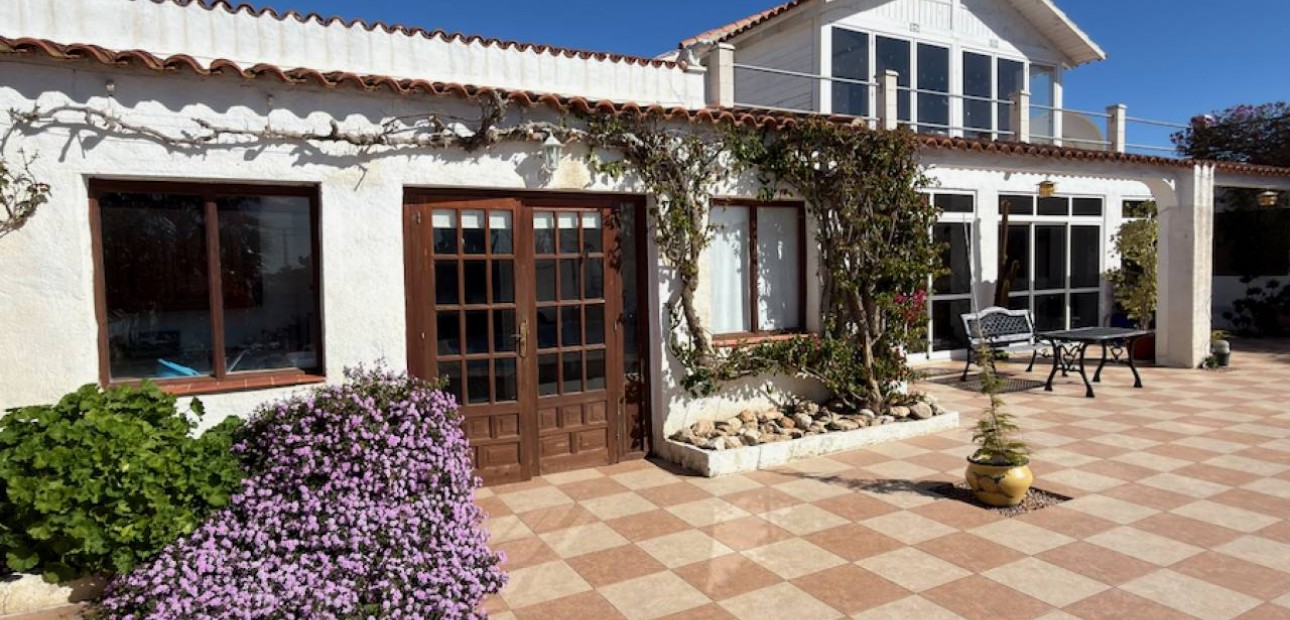 Venta - Finca / Country Property -
Rojales