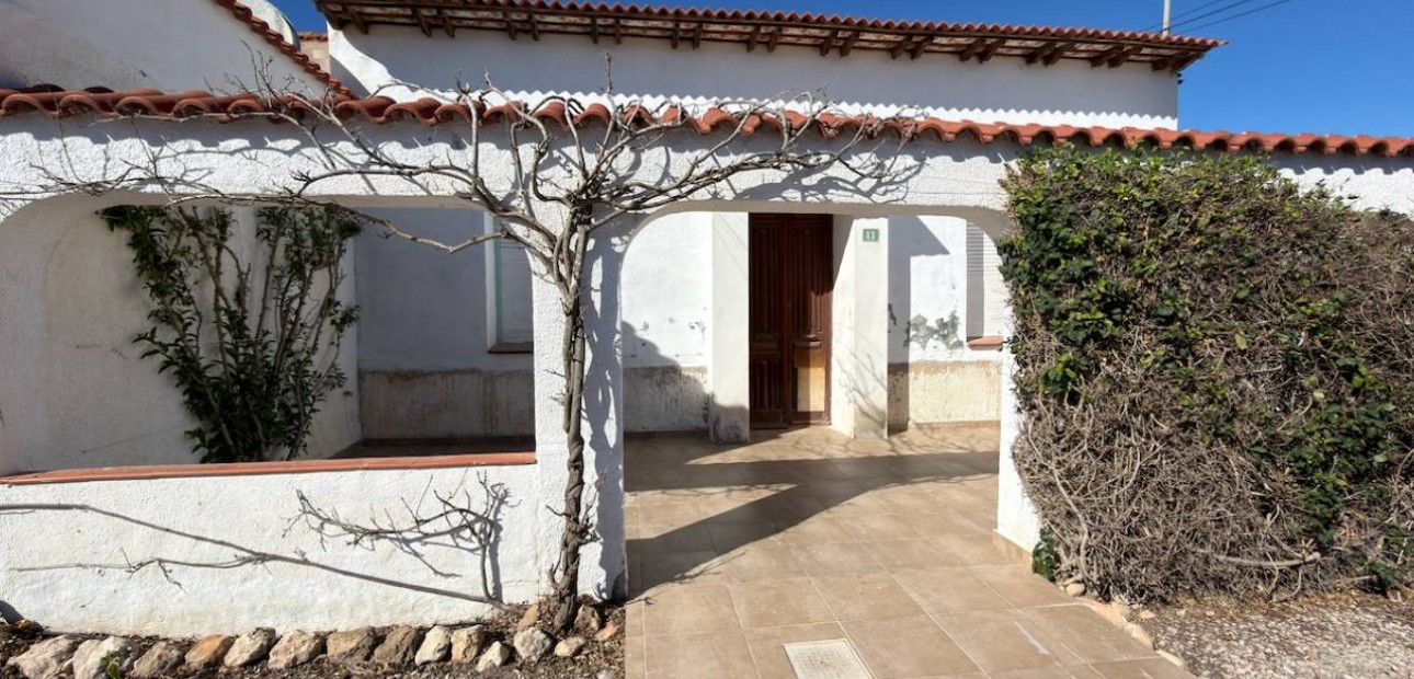 Venta - Finca / Country Property -
Rojales