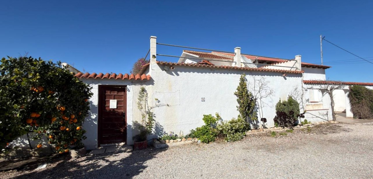 Venta - Finca / Country Property -
Rojales