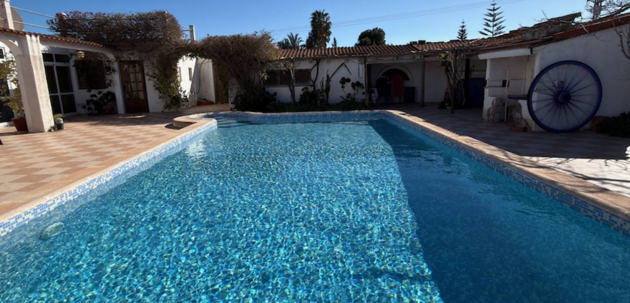 Venta - Finca / Country Property -
Rojales