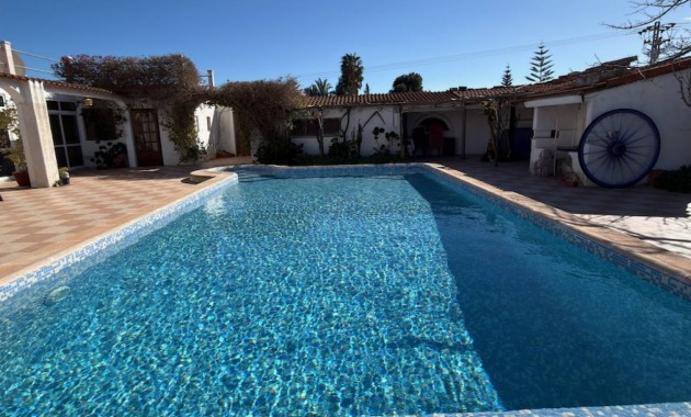 Venta - Finca / Country Property -
Rojales