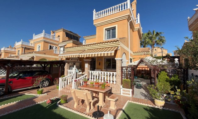 Herverkoop - Villa -
Lo Crispin