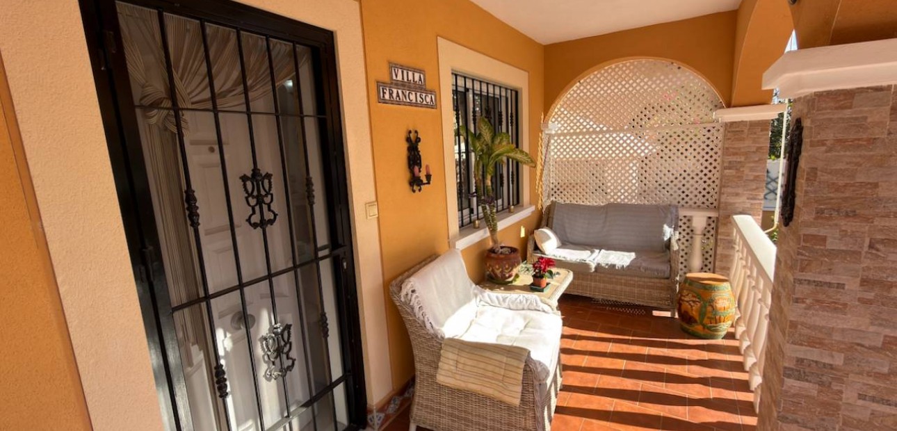 Herverkoop - Villa -
Lo Crispin