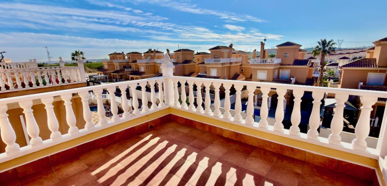 Herverkoop - Villa -
Lo Crispin