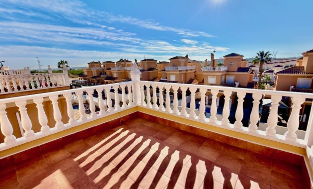 Herverkoop - Villa -
Lo Crispin