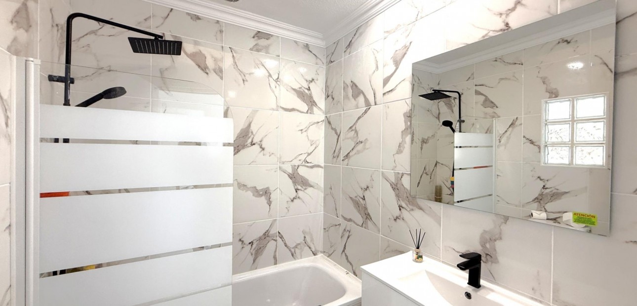 Herverkoop - Villa -
Orihuela Costa - La Zenia