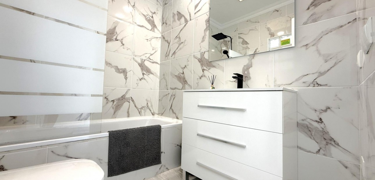 Herverkoop - Villa -
Orihuela Costa - La Zenia