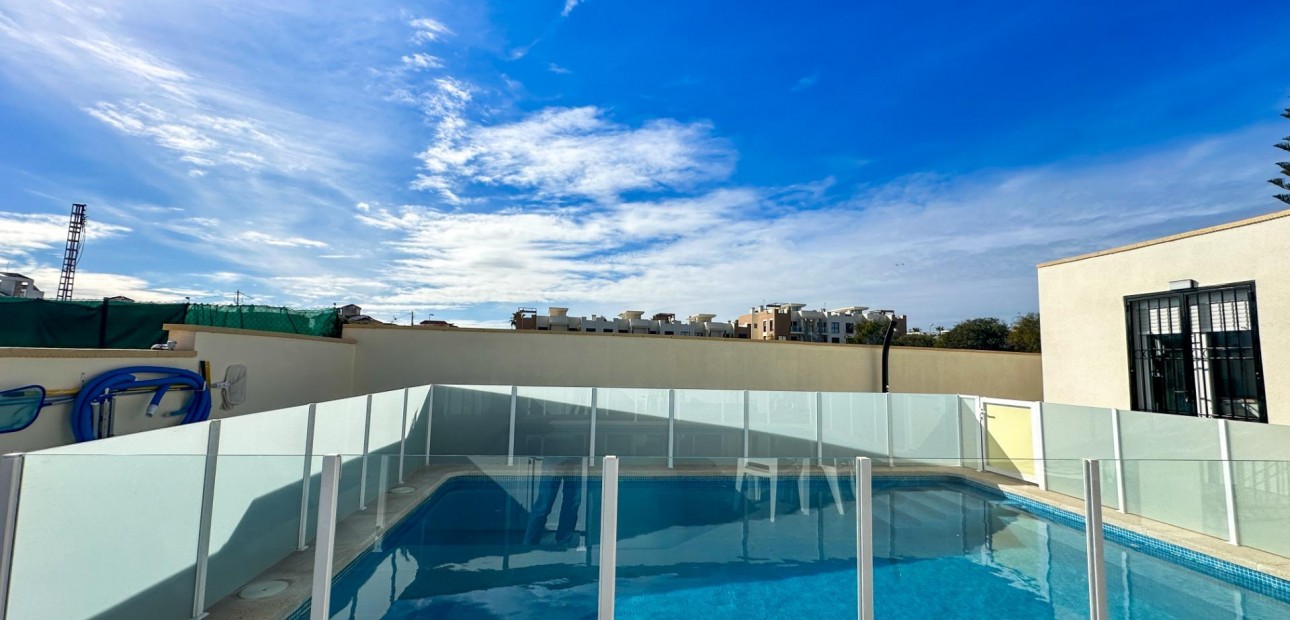 Herverkoop - Villa -
Orihuela Costa - La Zenia