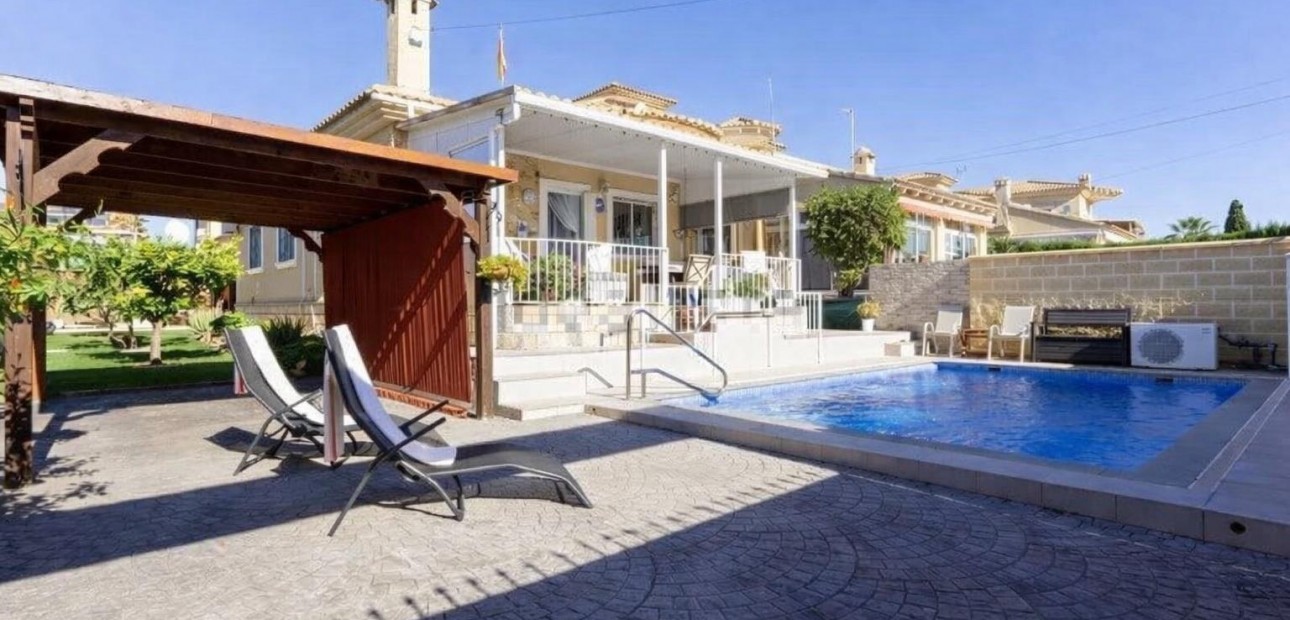Sale - Villa -
Torrevieja - El chaparral