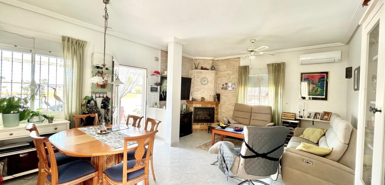 Sale - Villa -
Torrevieja - El chaparral