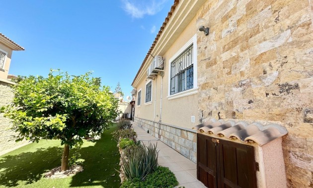 Sale - Villa -
Torrevieja - El chaparral