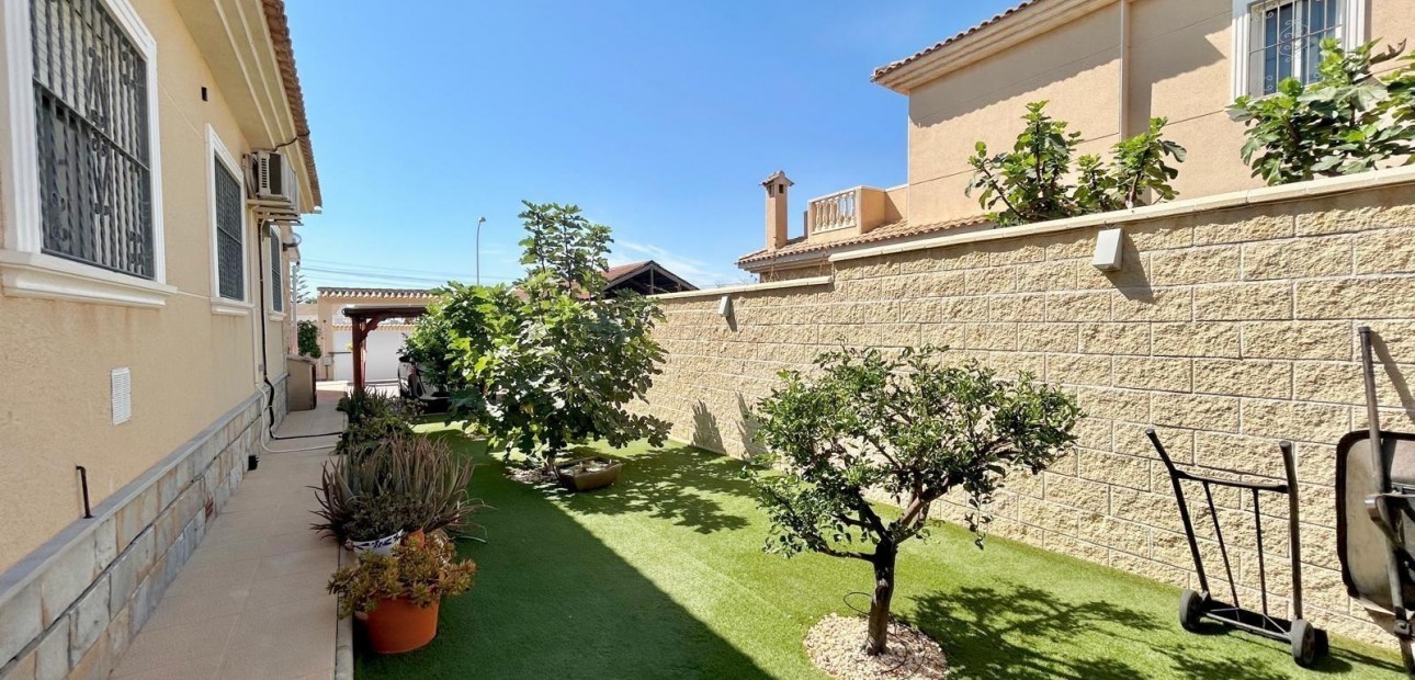 Sale - Villa -
Torrevieja - El chaparral