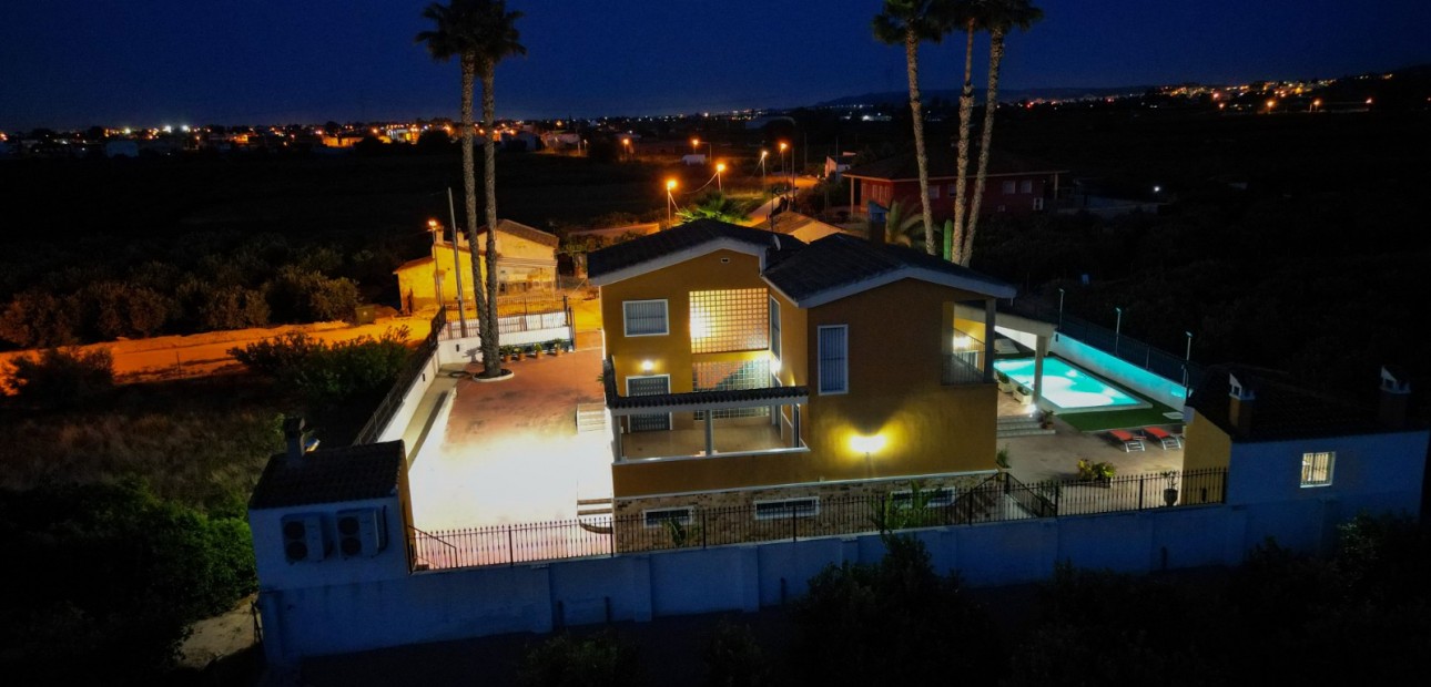 Herverkoop - Finca / Country Property -
Orihuela