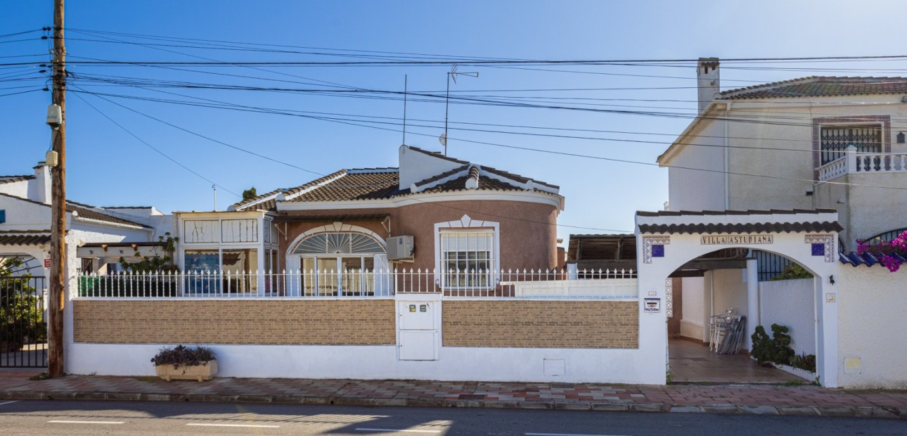 Sale - Detached Villa -
Torrevieja - Urbanización San Luis