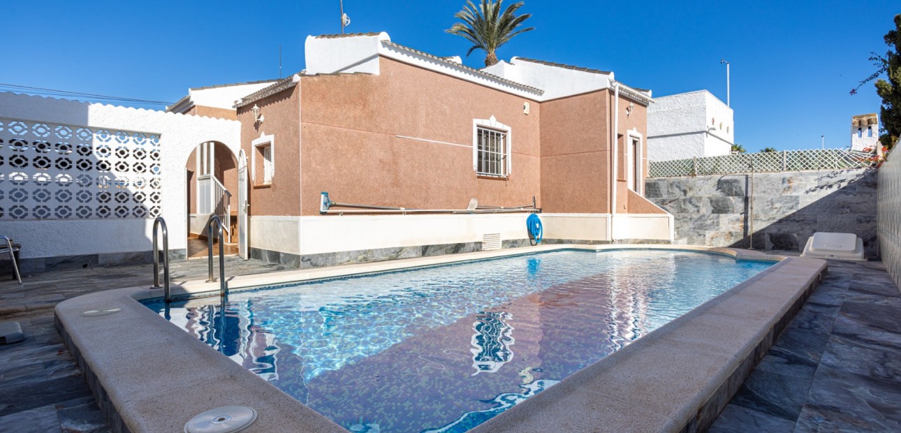 Sale - Detached Villa -
Torrevieja - Urbanización San Luis