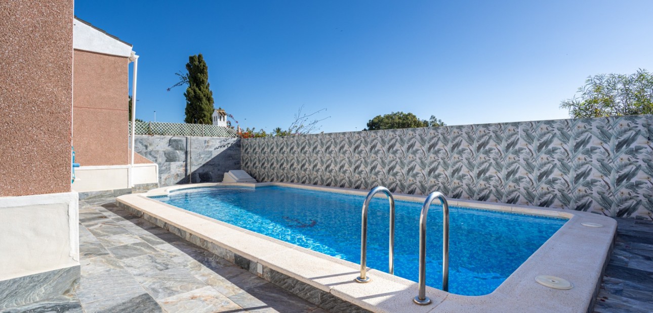 Sale - Detached Villa -
Torrevieja - Urbanización San Luis