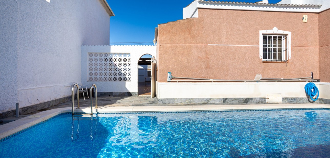 Sale - Detached Villa -
Torrevieja - Urbanización San Luis