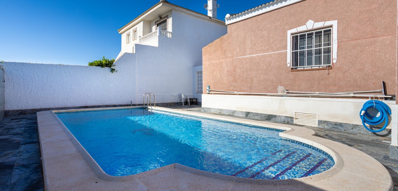 Sale - Detached Villa -
Torrevieja - Urbanización San Luis
