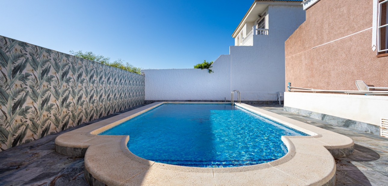 Sale - Detached Villa -
Torrevieja - Urbanización San Luis