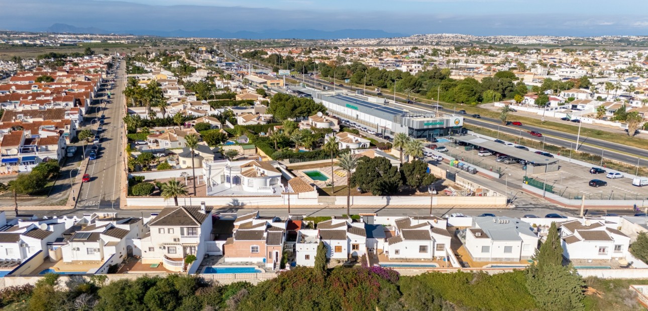 Sale - Detached Villa -
Torrevieja - Urbanización San Luis