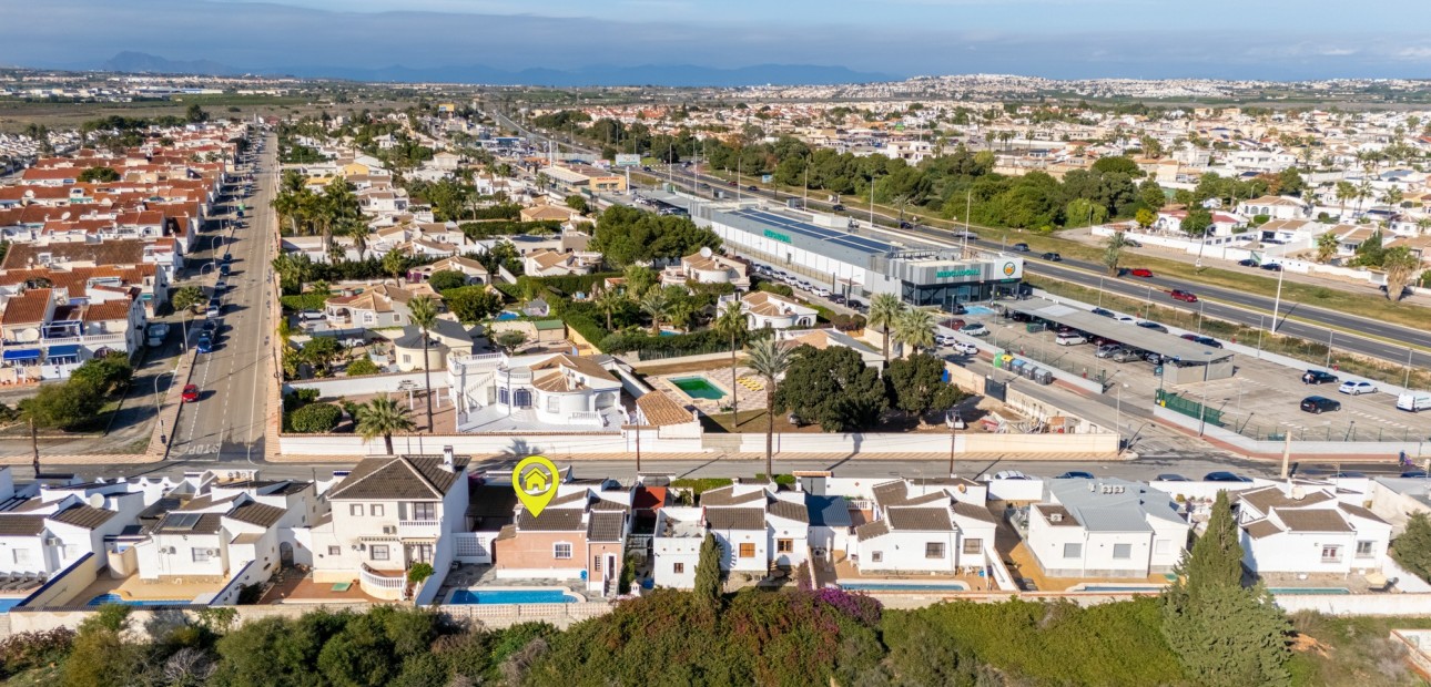 Sale - Detached Villa -
Torrevieja - Urbanización San Luis