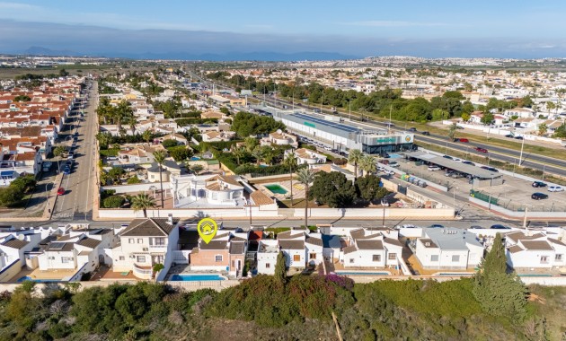 Sale - Detached Villa -
Torrevieja - Urbanización San Luis