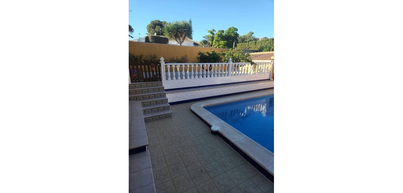 Herverkoop - Villa -
Orihuela Costa - Los Almendros-La Florida