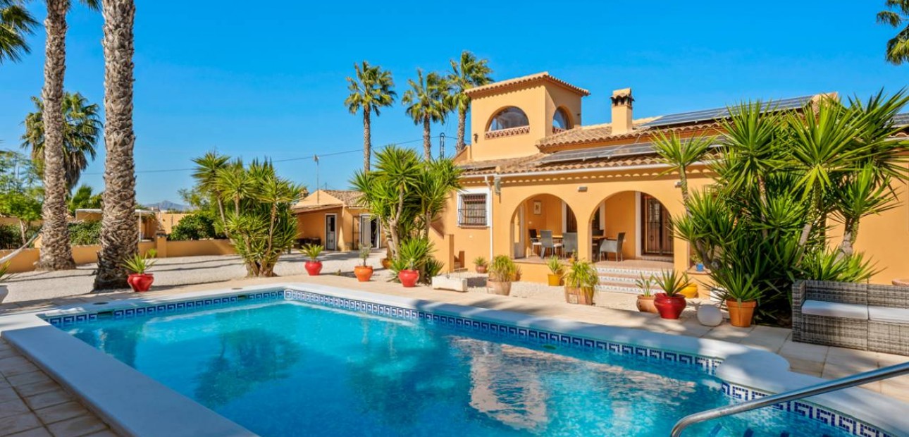 Venta - Finca / Country Property -
Rafal