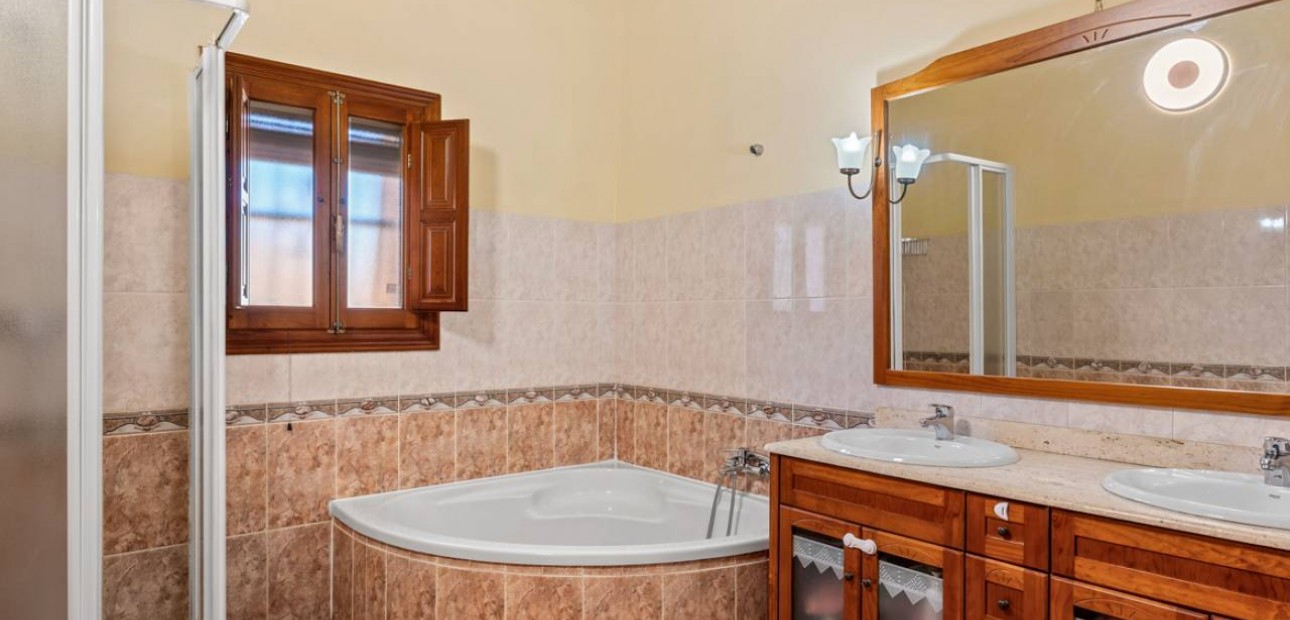 Venta - Finca / Country Property -
Rafal