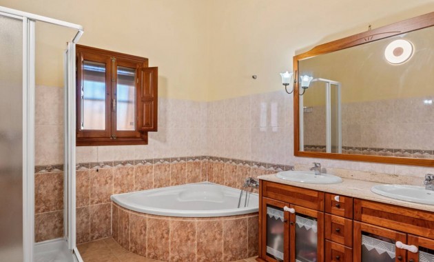 Venta - Finca / Country Property -
Rafal