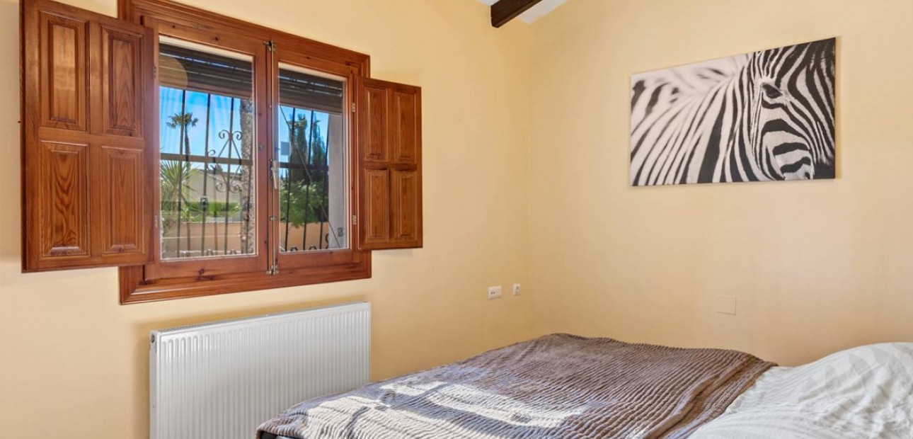 Venta - Finca / Country Property -
Rafal