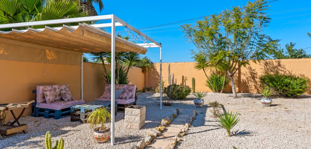 Venta - Finca / Country Property -
Rafal