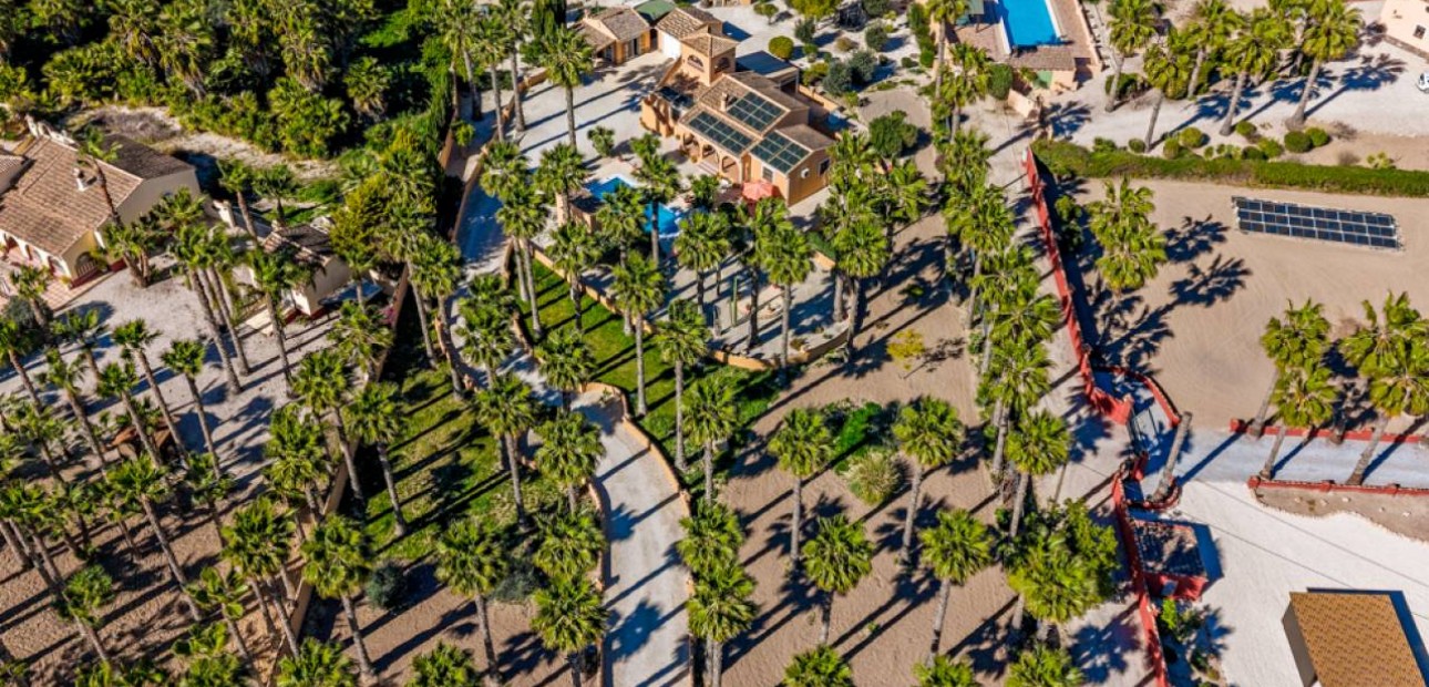 Venta - Finca / Country Property -
Rafal