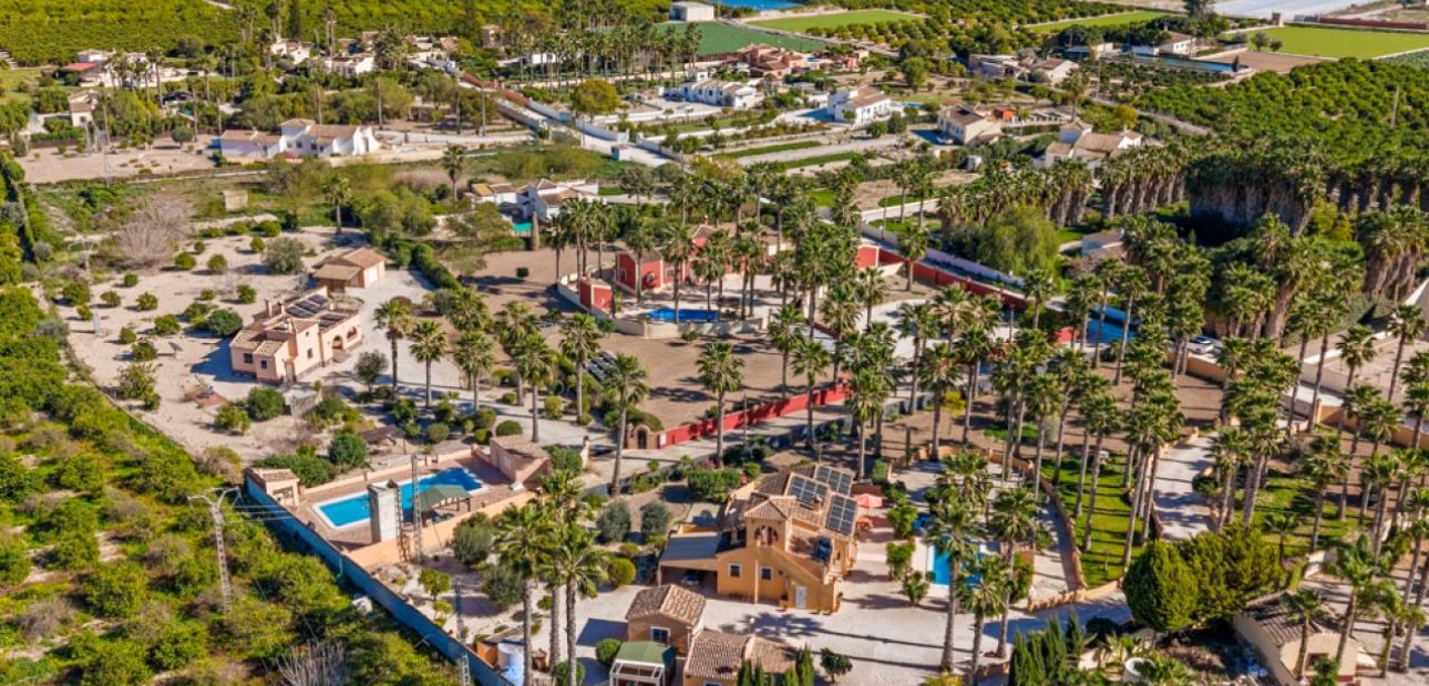 Venta - Finca / Country Property -
Rafal