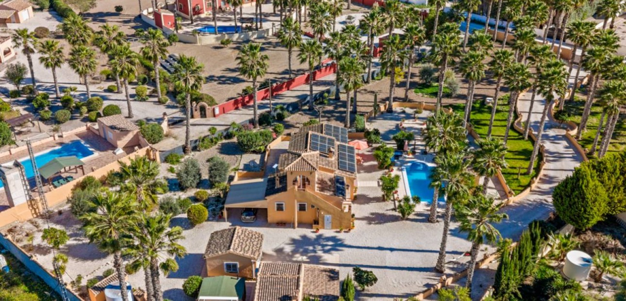 Venta - Finca / Country Property -
Rafal