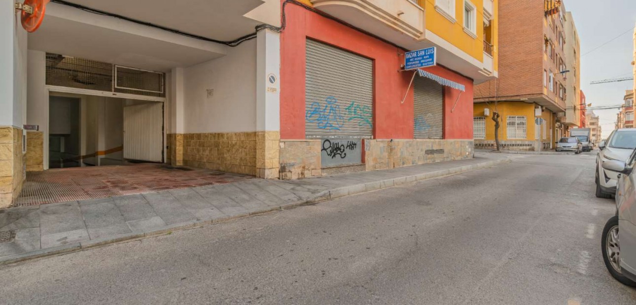 Herverkoop - Garage -
Torrevieja - Parque de las Naciones