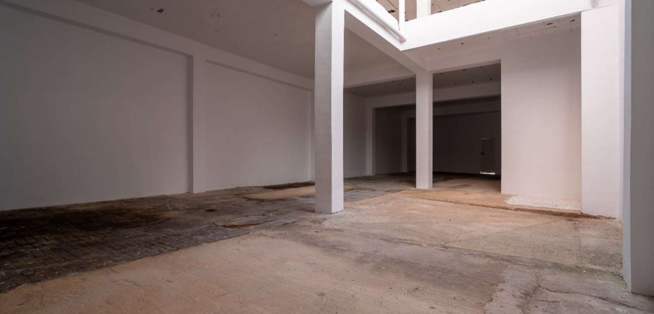 Herverkoop - Building -
Torrevieja - Centro