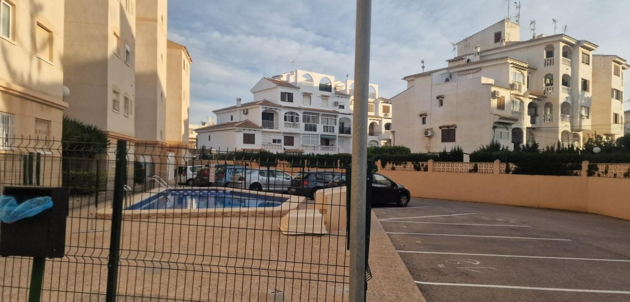 Sale - Apartment / flat -
Torrevieja - Playa de los locos