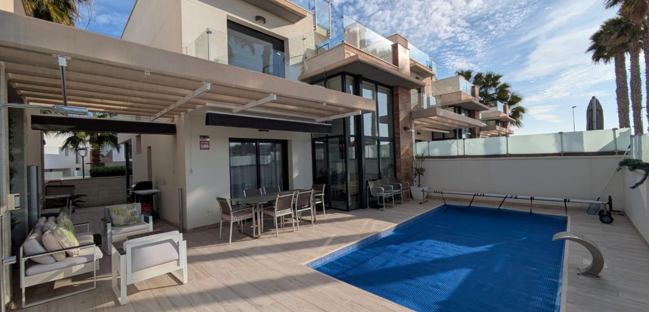 Herverkoop - Villa -
Orihuela Costa - Montezenia