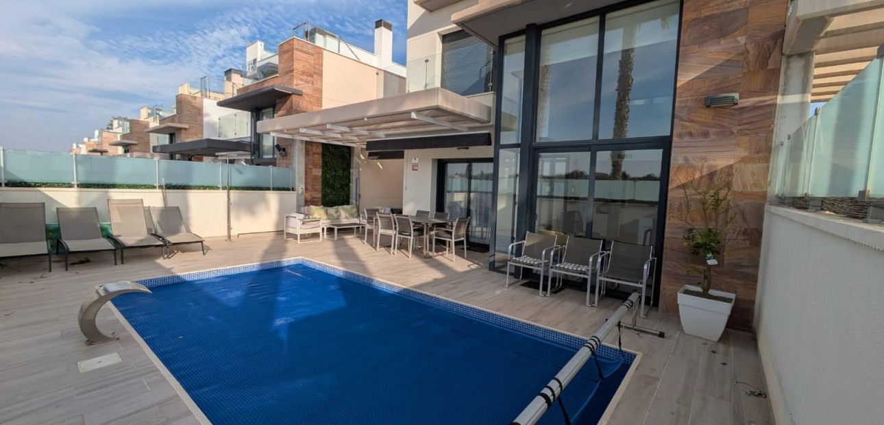 Herverkoop - Villa -
Orihuela Costa - Montezenia