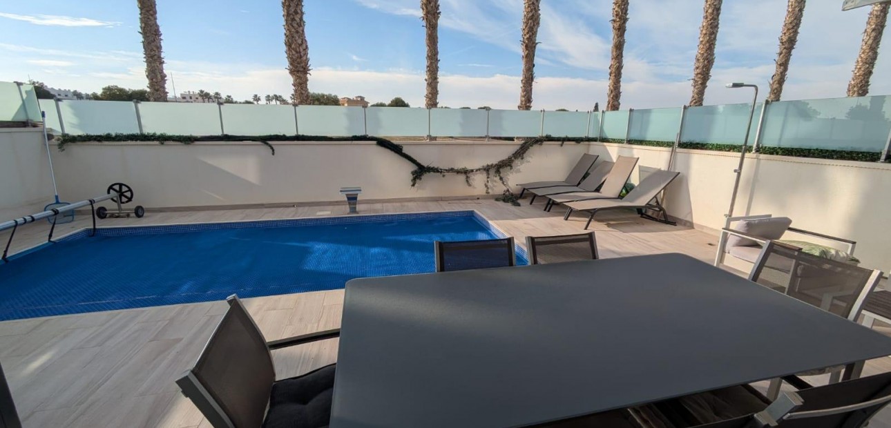 Herverkoop - Villa -
Orihuela Costa - Montezenia