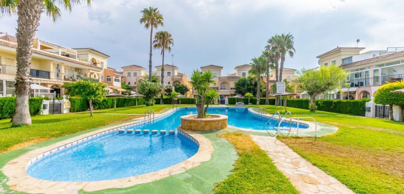 Herverkoop - Terraced house -
Orihuela Costa - Punta Prima