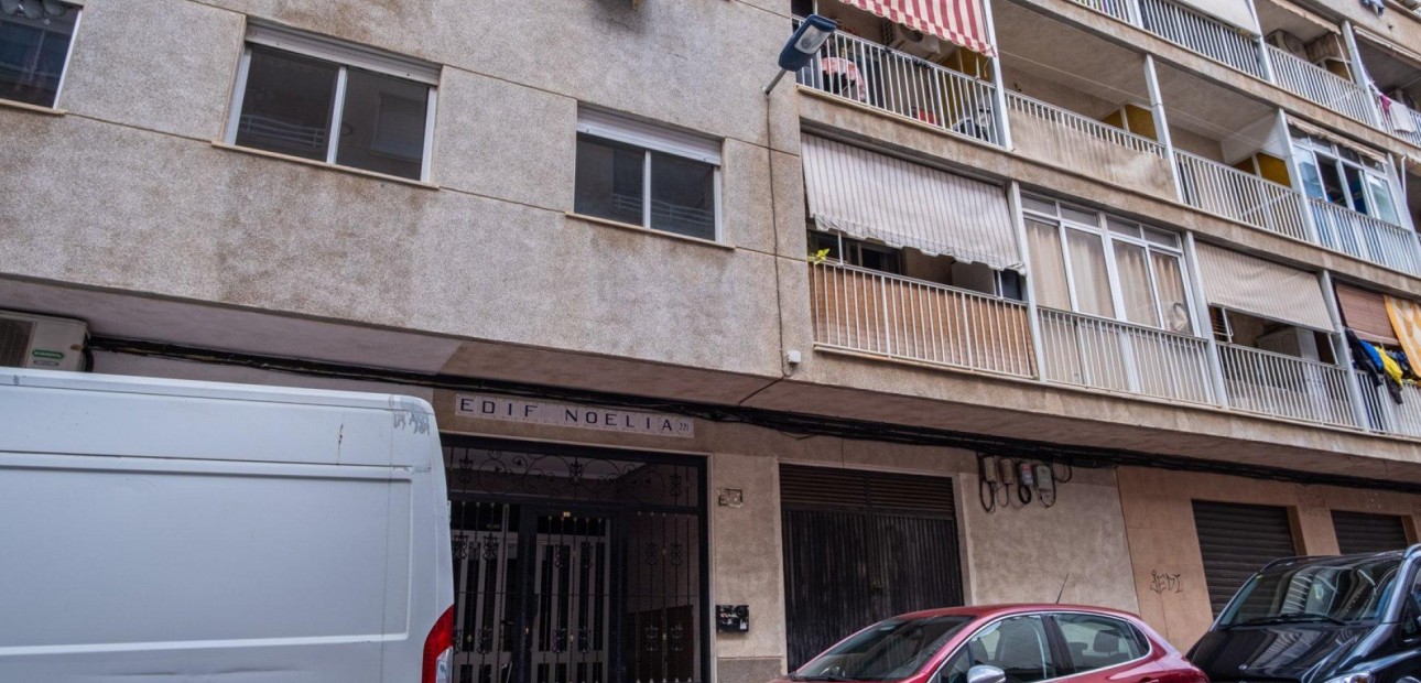 Herverkoop - Studio -
Torrevieja - Estacion de autobuses