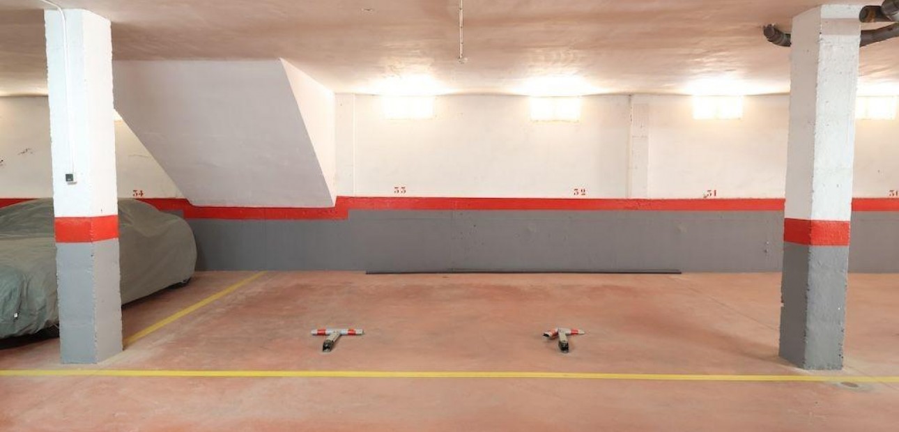 Herverkoop - Parking -
Orihuela Costa - Campoamor