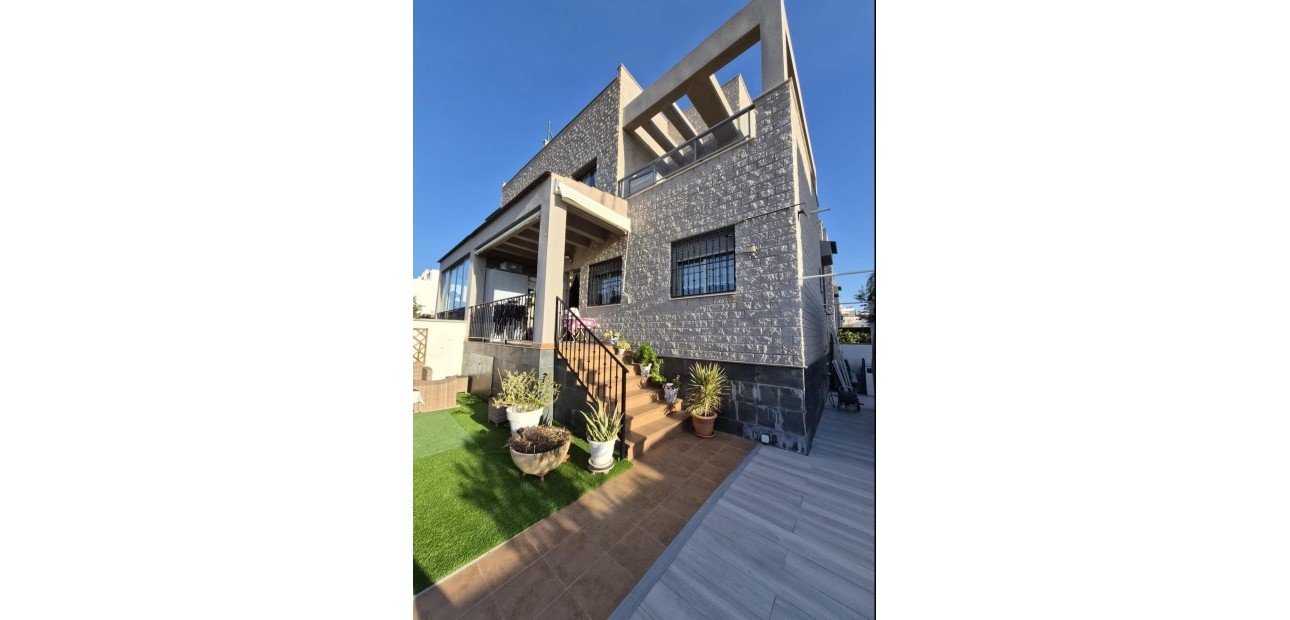 Sale - Apartment / flat -
Torrevieja - Aguas Nuevas