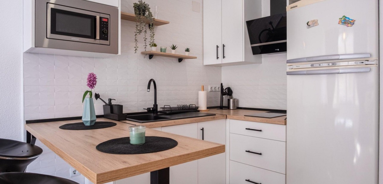 Herverkoop - Studio -
Torrevieja - Estacion de autobuses